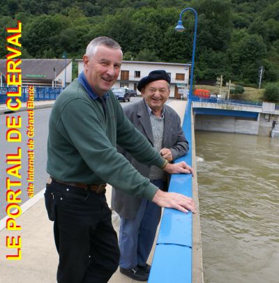 Deux Clervalois sur le pont observent la crue du Doubs