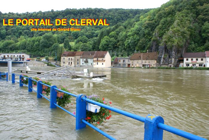 Clerval, le ponton de la halte fluviale pendant la crue d'aot 2007