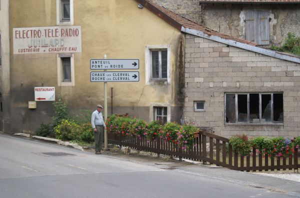 Pas une goutte d'eau sur la route, au bas de la place