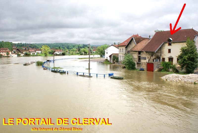 Place du Gravier et le Doubs en crue  Clerval, en aot 2007