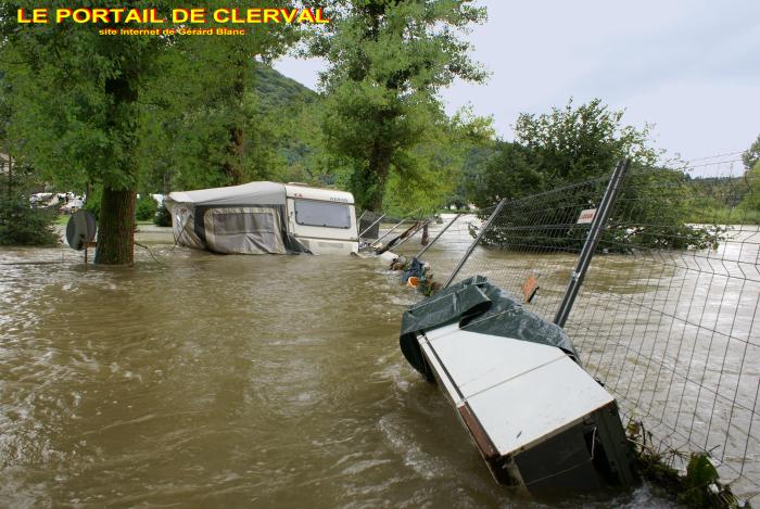 Tout ce qui se trouvait sur le chemin des flots a t projet contre les barrires qui entourent le camping