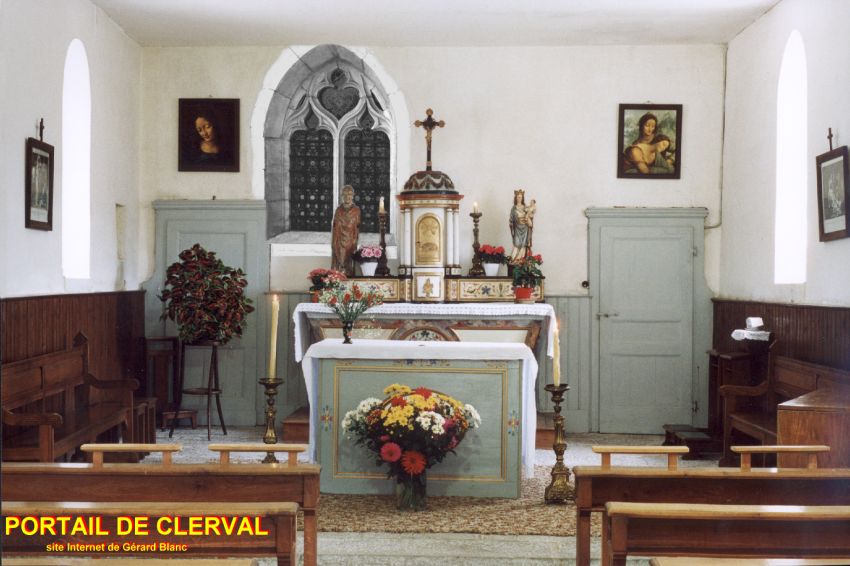 montage photo montrant la fentre cache dans un mur de la chapelle