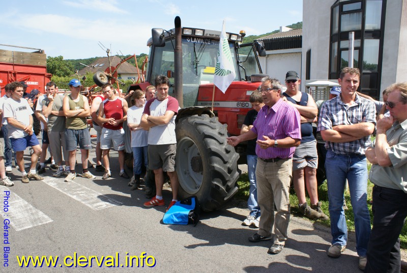 Manif devant la fromagerie de Clerval