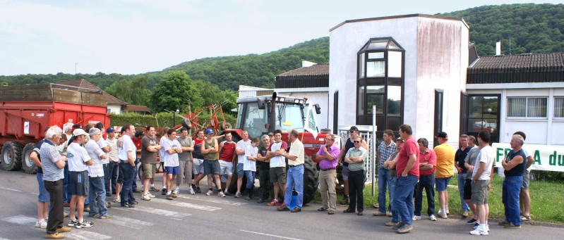 Une cinquantaine de producteurs de lait bloquent l'entre de la fromagerie de Clerval.