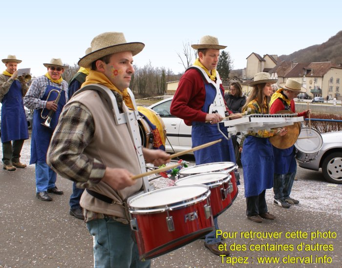 L'harmonie-fanfare dfile au carnaval de Clerval