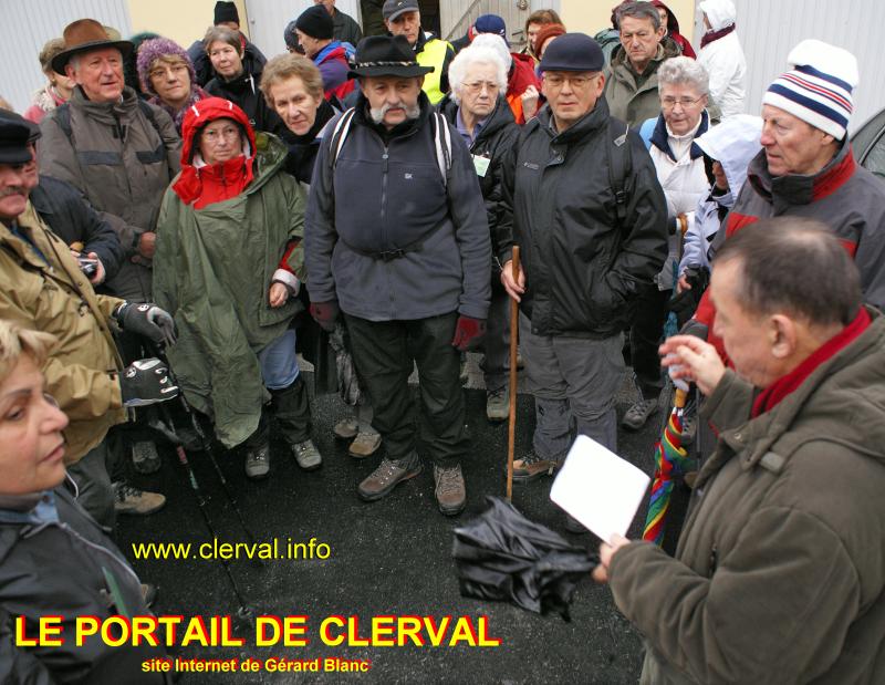 L'historien Philippe Chrtien prsent les curiosits du parcours de la randonne.