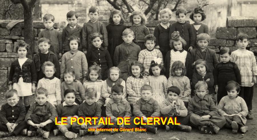 classe de cp dans la cour du Vieux Chteau de Clerval en 1948
