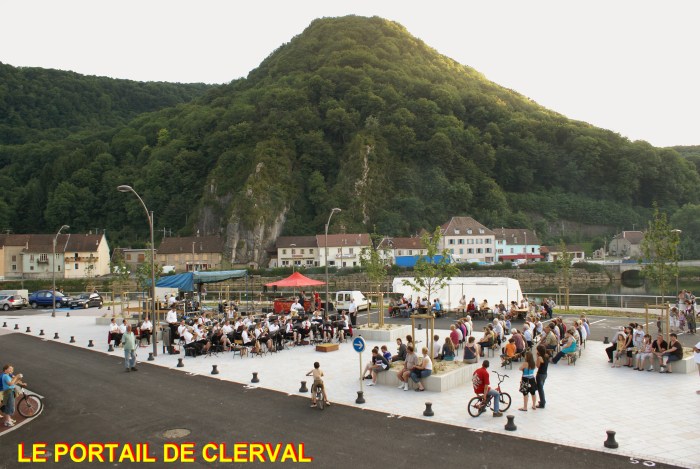place du Gravier et coline de Montfort  Clerval